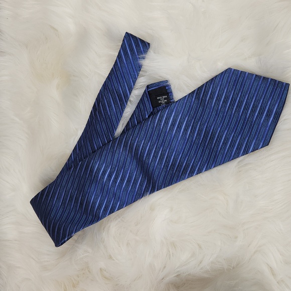 Mens Claiborne Neck Tie, Blue diagonal  stripe,100% All Imported Silk, Hand sewn - Picture 4 of 6
